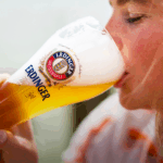 Kit 2 Cerveja Erdinger Weissbier 500ml Trigo Alemã + 1 Copo - Imagem 3